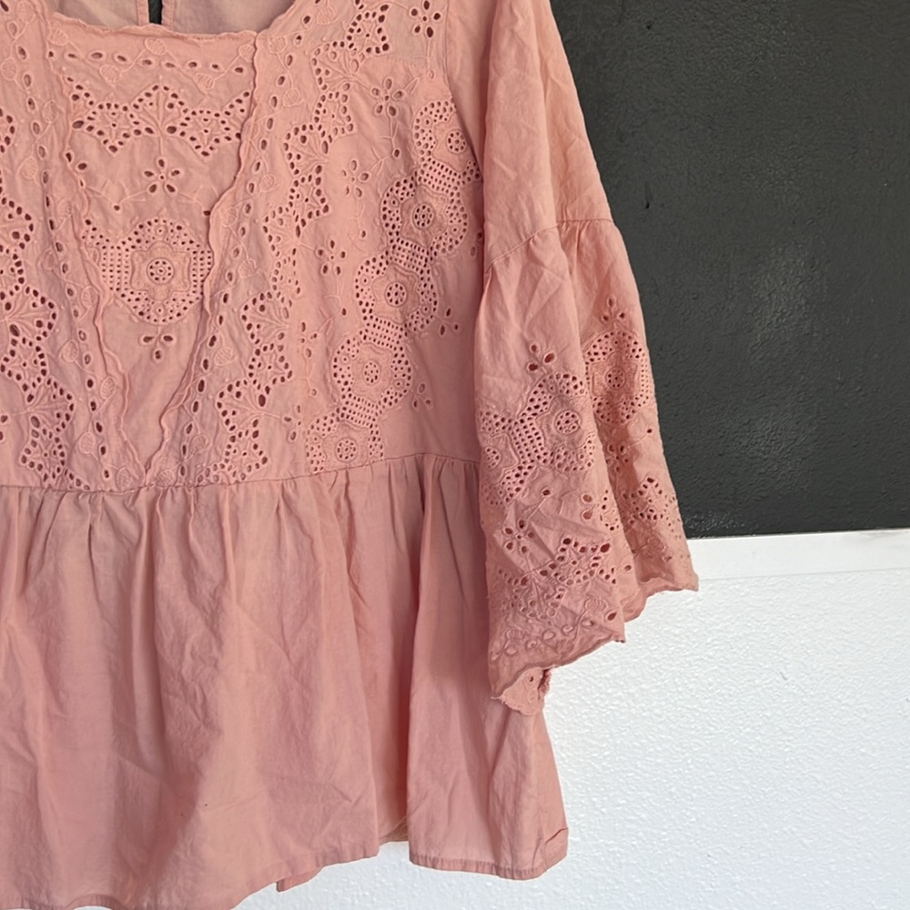 Adyson Parker pink eyelet blouse with bell sleeves size 1X Keyhole back - Picture 2 of 6